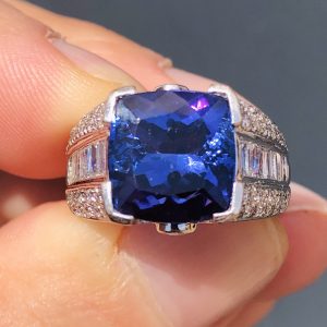Striking Vintage Natural 5ct AAAA Tanzanite & Diamond Signet Ring 18ct Gold