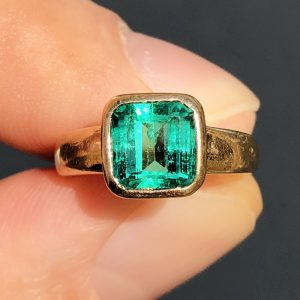 Stunning Vintage natural Approx 1.5ct Colombian emerald Statement Ring 14ct Gold - to size M