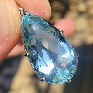 Ended Striking Vintage Natural 21ct Aquamarine Drop Statement Pendant 18ct Gold