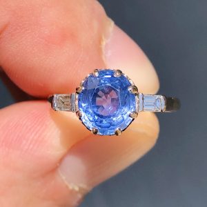 Beautiful vintage 1940s made natural 2.2ct Ceylon sapphire & Diamond set engagement ring set into solid 14ct Gold