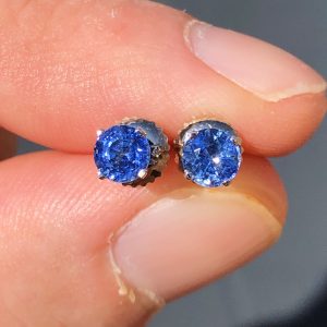 Gorgeous Vintager natural Ceylon Blue Sapphire Earring Studs 14ct Gold